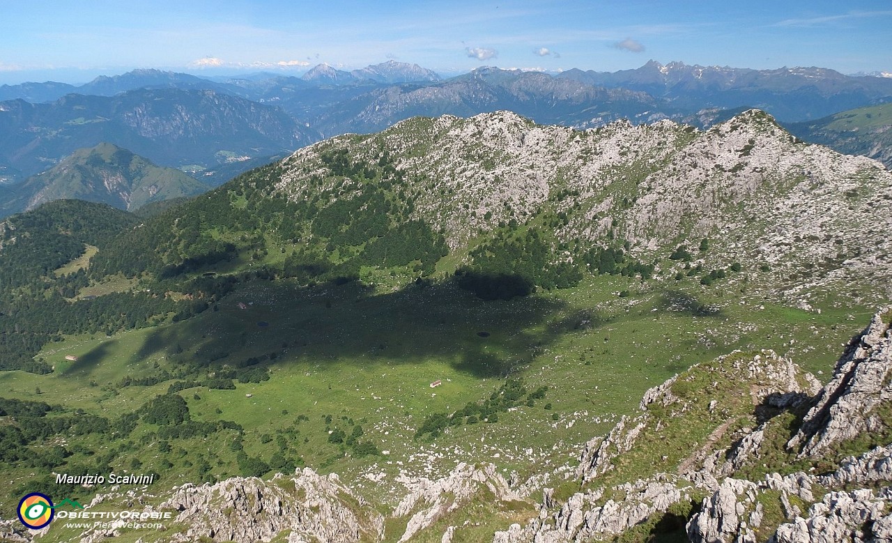 45 Panorama Ovest, con la conca delle Casere....JPG